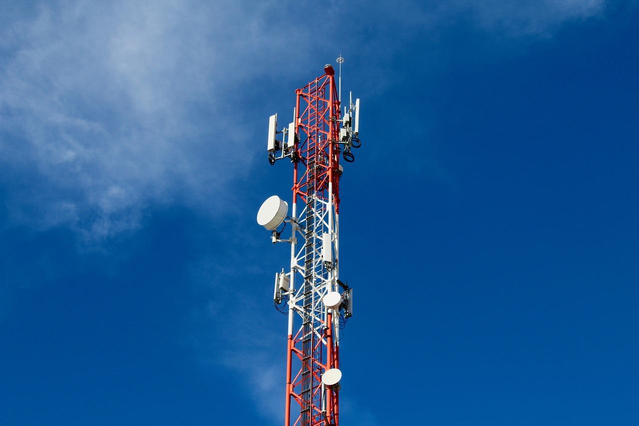 SS7 står for Signaling System 7, og det er en samling av telefonsignaliseringsprotokoller som brukes til å sette opp og håndtere tale- og dataanrop mellom nettverkselementer i det offentlige telefonnettet (PSTN).